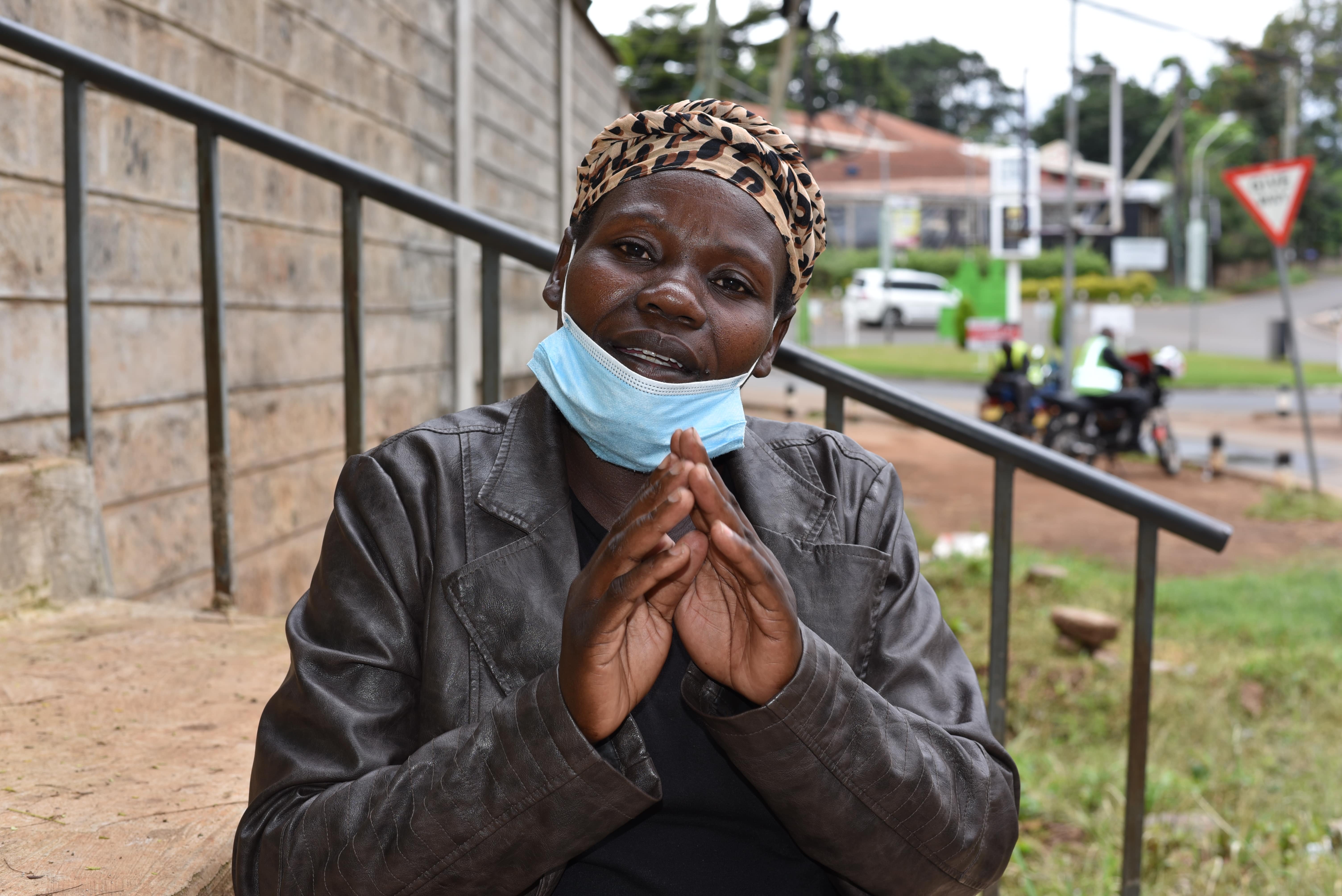 38歲的肯亞婦女Beatrice是家務助理，疫情下客人紛紛取消預約。以往，求職的的家務助理會聚集在市內一個特定地點，僱主會親身到場招聘，但最近政府規定所有人不可在街上流連。她慨嘆︰「我是單親媽媽，留家抗疫沒有收入，孩子要捱餓，但上街找工作又會被驅趕。我無時無刻都處於兩難。」